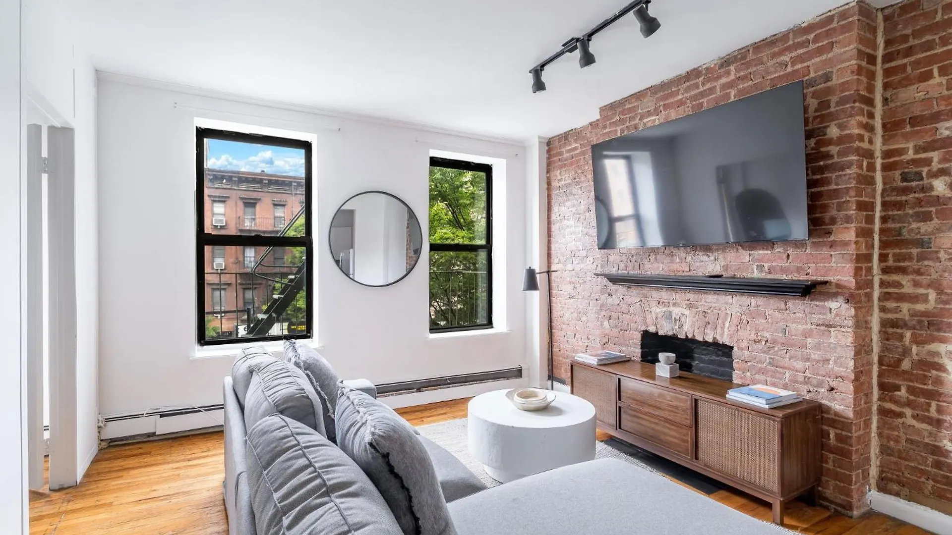 Wonderful 3Bedroom 1Bath Haven In Hells Kitchen Just Steps From Times Square New York Stati Uniti